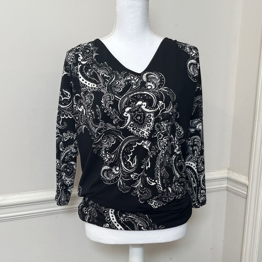 NWOT White House Black Market Black / White Paisley Top  Size M 8 10
